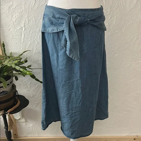 Loft Denim Blue Women's Skirt Size 6
Length - 27 inches - Picture 1 of 3